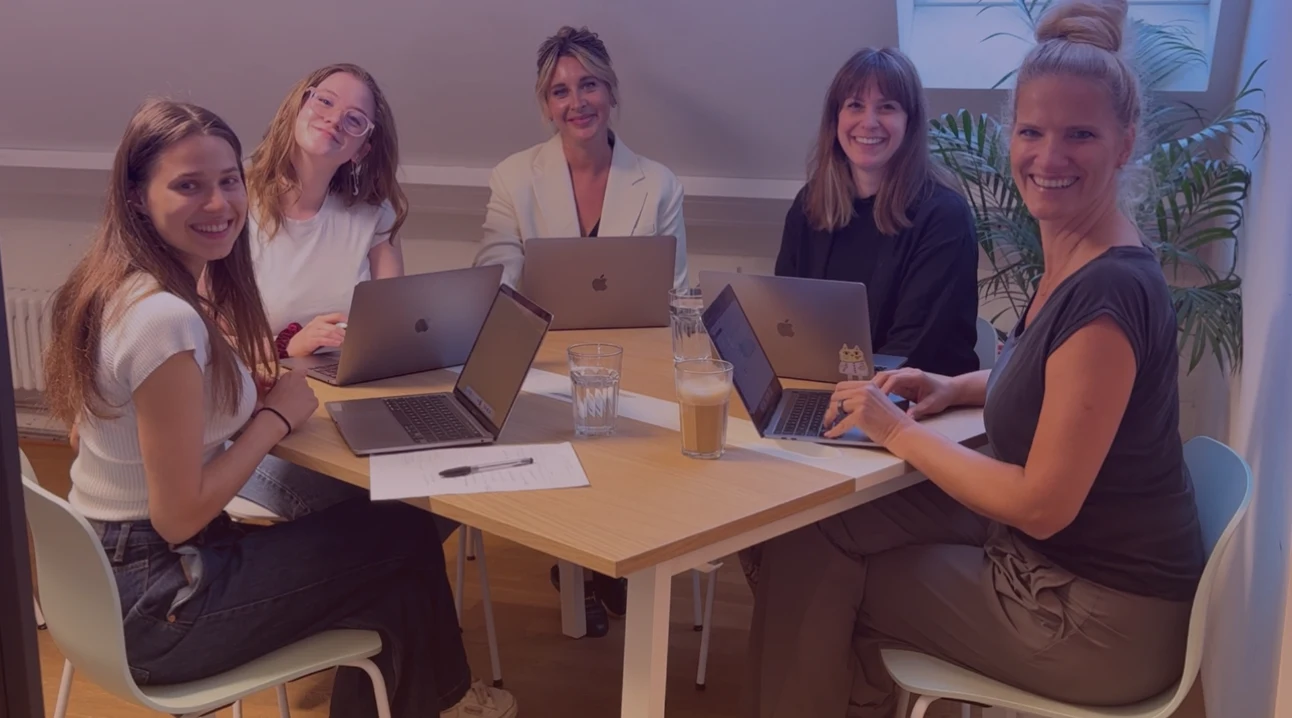 Das Team der Event-Agentur TwentyTwentyTwo bei der Planung eines Events